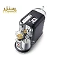 یک دستگاه قهوه ساز Nespresso Creatista Plus مشکی نشان داده شده است که دو فنجان قهوه و یک پارچ شیر را در پس زمینه سفید می ریزد.