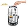 یک دستگاه اسپرسوساز مشکی و نقره ای Sage Creatista Plus با یک فنجان شیشه ای و یک پارچ شیر نشان داده شده است