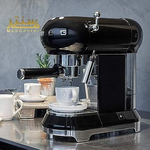 یک دستگاه اسپرسوساز مشکی Smeg ECF01 روی یک میز فلزی ضد زنگ نشسته است. دو فنجان قهوه در پس زمینه قرار دارند.
