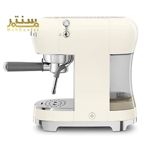 یک دستگاه اسپرسو کرم SMEG در پس زمینه سفید نمایش داده می شود.