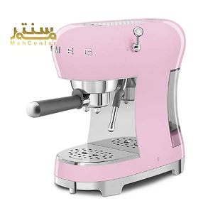 یک دستگاه اسپرسو SMEG صورتی با یک نازل بخار، یک سینی چکه دار و یک صفحه گرم کننده فنجان.