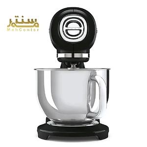 یک میکسر ایستاده مشکی SMEG 50s یکپارچهسازی با رنگ پاستیلی با یک کاسه مخلوط کن استیل ضد زنگ.