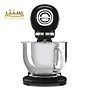 یک میکسر ایستاده مشکی SMEG 50s یکپارچهسازی با رنگ پاستیلی با یک کاسه مخلوط کن استیل ضد زنگ.