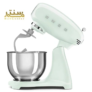 یک میکسر ایستاده Smeg SMF03PGEU در پس زمینه سفید نشان داده شده است. میکسر سبز پاستیلی است و دارای یک کاسه، یک همزن و یک قلاب خمیر است.