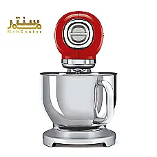 یک میکسر ایستاده SMEG SMF02 قرمز با یک کاسه و یک پیوست روی یک پس زمینه سفید. - دوم