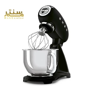 یک میکسر ایستاده اسمگ مشکی در پس زمینه سفید نشان داده شده است. میکسر دارای یک کاسه، یک همزن و یک قلاب خمیر است. نام تجاری "اسمگ" در جلوی میکسر نوشته شده است.