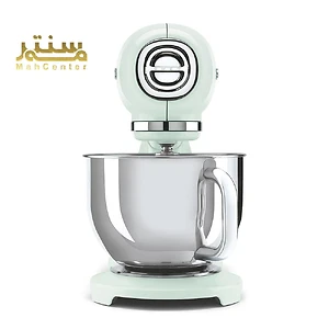 یک پردازنده غذای سبز پاستلی Smeg با یک کاسه شیشه ای و یک کاسه فولادی ضد زنگ نشان داده شده است که روی یک پس زمینه سفید قرار دارد.