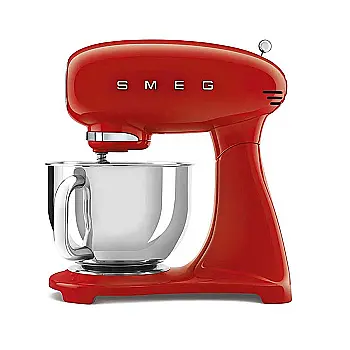 یک میکسر ایستاده قرمز SMEG 50s یکپارچهسازی با رنگ پاستیلی با یک کاسه مخلوط کن استیل ضد زنگ.