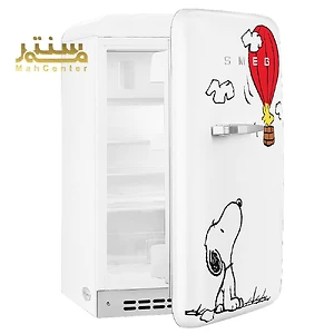 یک یخچال سفید SMEG با در باز و نقاشی یک سگ و یک بالن هوای گرم روی آن نمایش داده می شود.