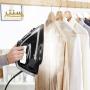 یک اتو Tefal در حال اتو کردن پیراهن است.