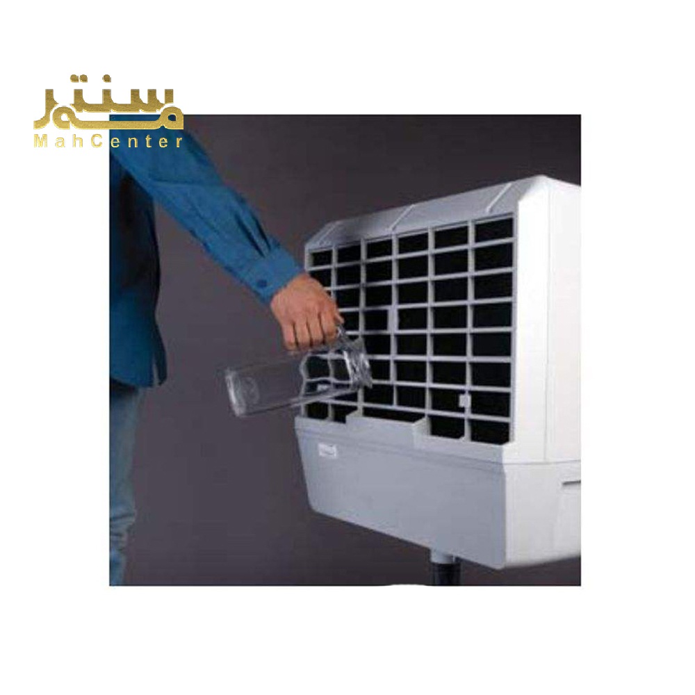 پرکردن مخزن آب کولر با یک پارچ آب