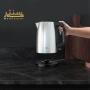 یک کتری برقی AEG با نام تجاری ماه سنتر با یک پایه و یک دسته.