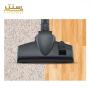 یک سر جاروبرقی در حال تمیز کردن فرش است.