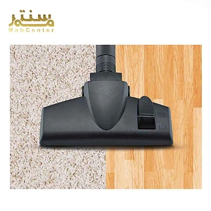 یک سر جاروبرقی در حال تمیز کردن فرش است.