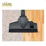 یک سر جاروبرقی در حال تمیز کردن فرش است.