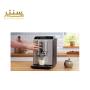 یک دستگاه اسپرسو بوش VeroCafe Latte در پس زمینه یک آشپزخانه نشان داده شده است. یک دست در حال قرار دادن یک فنجان زیر دستگاه اسپرسو است.