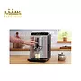 یک دستگاه اسپرسو بوش VeroCafe Latte در پس زمینه یک آشپزخانه نشان داده شده است. یک دست در حال قرار دادن یک فنجان زیر دستگاه اسپرسو است.
