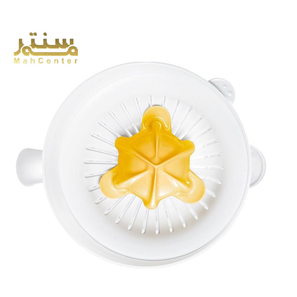 یک آب مرکبات گیری دستی سفید رنگ با یک مخروط چرخان و صافی در یک پس زمینه سفید نشان داده شده است.