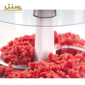 یک نمای نزدیک از گوشت چرخ کرده در یک غذاساز بوش.