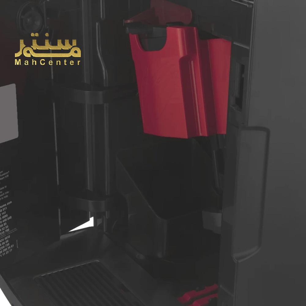 یک دستگاه قهوه ساز مشکی با یک غلاف قرمز در پس زمینه سفید نمایش داده می شود.