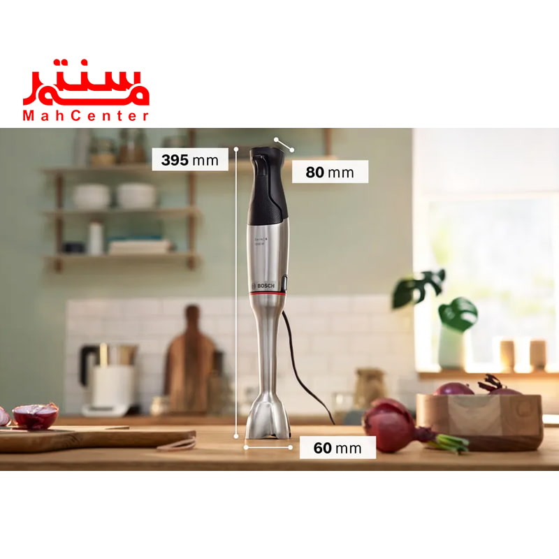 گوشت کوب برقی بوش مدل 6m871 که روی کابیت است و کنار آن یک ظرف چوبی پیاز بنفش است و ابعاد این گوشتکوب روی آن نوشته شده