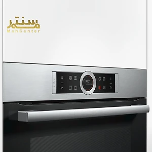 تصویر یک فر توکار بوش با طراحی مدرن، صفحه نمایش دیجیتال و کنترل لمسی را نشان می‌دهد.