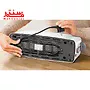 دستی که در حال جمع کردن سیم توستر بوش 3a001 است و آن را زیر دستگاه در قسمت محفظه ی جمع آوری سیم جمع میکند.