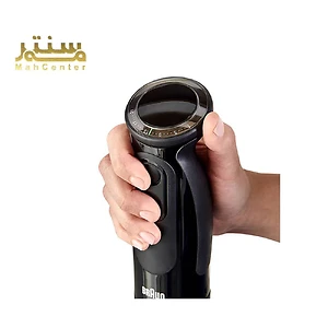 تصویری از یک دست که یک گوشت‌کوب برقی براون را با صفحه تنظیمات در بالای آن نگه داشته است.
