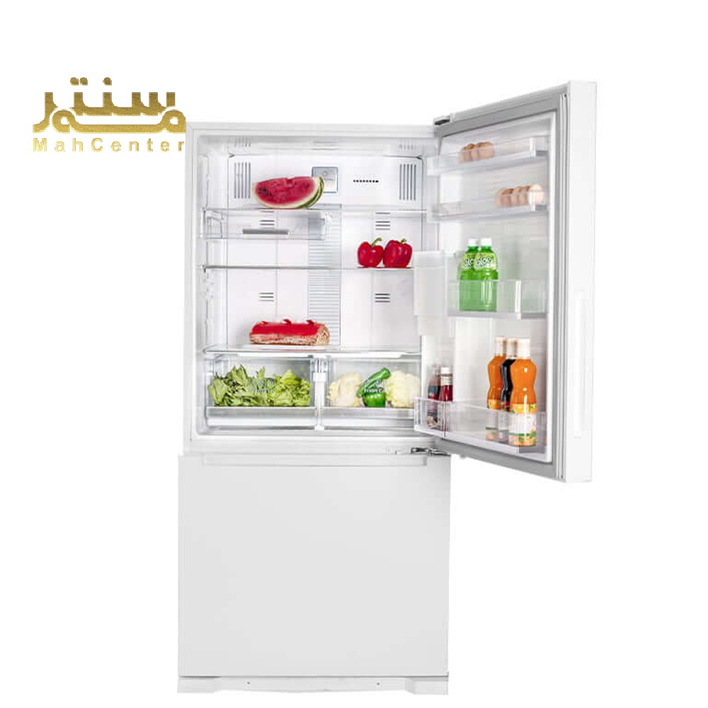یخچال فریزر سفید با درب دو قلو، دارای محفظه‌های شفاف برای نگهداری میوه‌ها و سبزیجات و همچنین بطری‌های نوشیدنی.