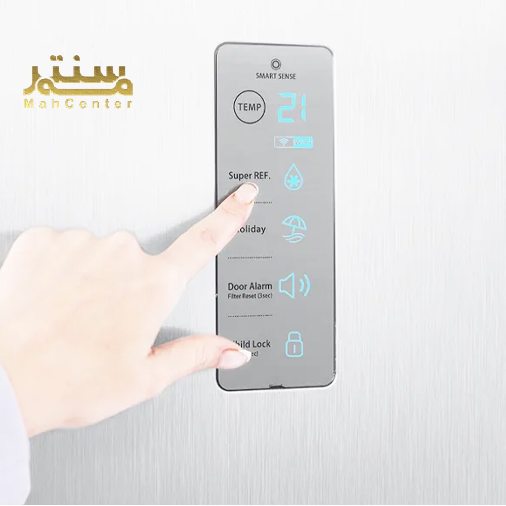 یک دست در حال تنظیم صفحه کنترل یخچال دوو با استفاده از دکمه "Super REF."