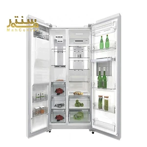 یک یخچال Daewoo Side by Side سفید با درب باز، فضای داخلی و محتویات آن را نشان می دهد.