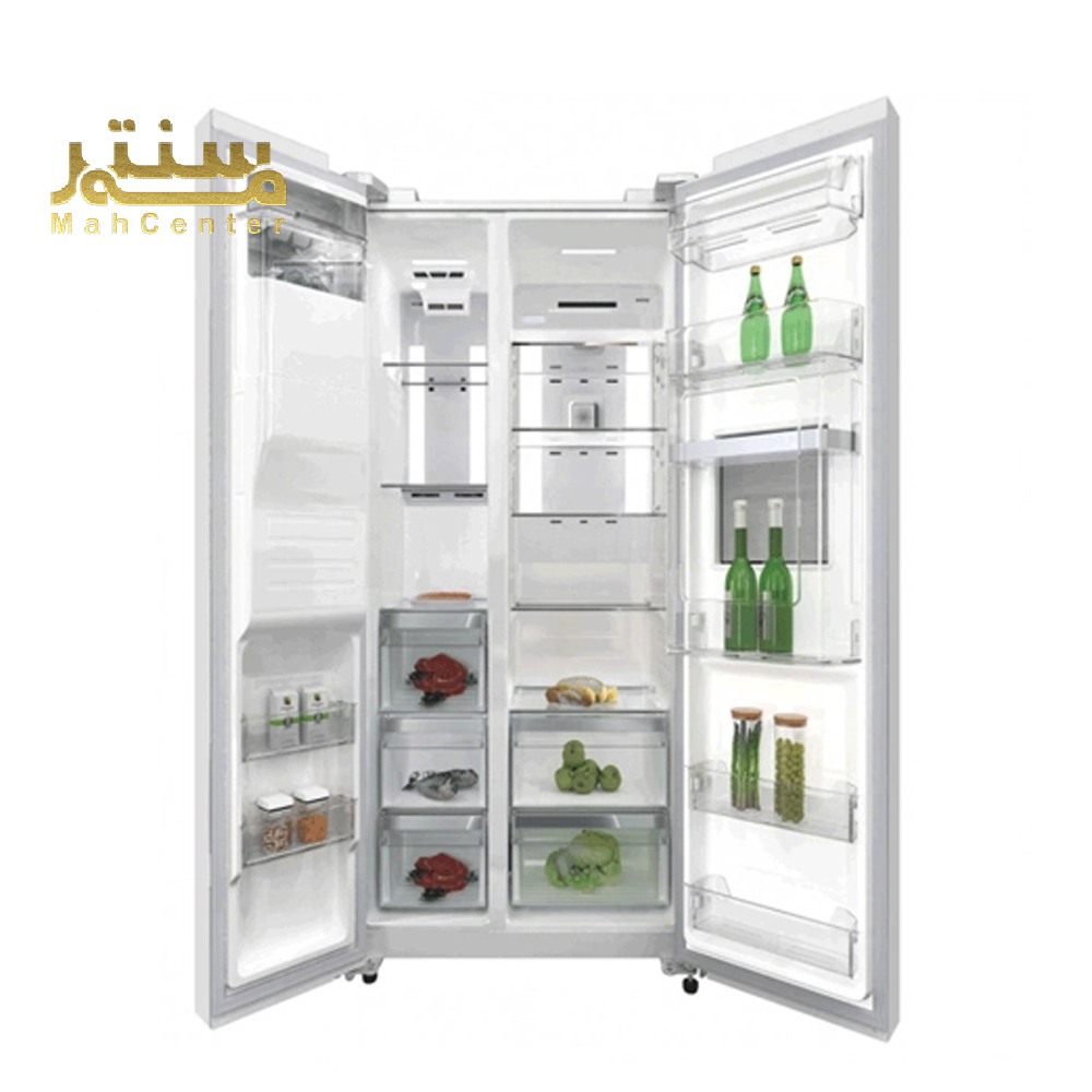 یک یخچال Daewoo Side by Side سفید با درب باز، فضای داخلی و محتویات آن را نشان می دهد.