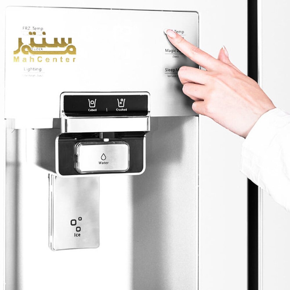 دستی در حال انتخاب حالت یخ خرد شده از یخساز یخچال نشان داده شده است.