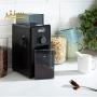 این تصویر یک آسیاب قهوه برقی مدل DeLonghi را نشان می‌دهد. این آسیاب قهوه با طراحی مدرن و کارکرد ساده، ابزاری مفید برای تهیه قهوه تازه و با کیفیت به نظر می‌رسد.