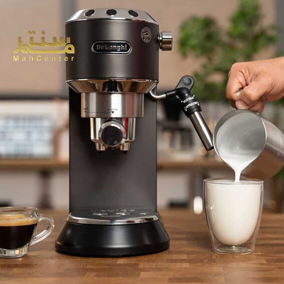 با توجه به تصویر، این عکس مربوط به یک دستگاه اسپرسو ساز دلونگی مدل Dedica است که در حال تهیه کف شیر برای کاپوچینو است