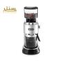 این تصویر یک آسیاب قهوه برقی مدرن و پیشرفته از برند DeLonghi را نشان می‌دهد. این آسیاب قهوه با طراحی جذاب و امکانات متنوع، ابزاری کارآمد و مفید برای آماده‌سازی قهوه تازه و با کیفیت به نظر می‌رسد.
