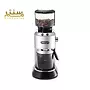 این تصویر یک آسیاب قهوه برقی مدرن و پیشرفته از برند DeLonghi را نشان می‌دهد. این آسیاب قهوه با طراحی جذاب و امکانات متنوع، ابزاری کارآمد و مفید برای آماده‌سازی قهوه تازه و با کیفیت به نظر می‌رسد.