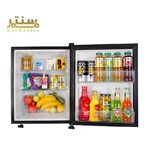 یک یخچال مینی بار مشکی با در باز، پر از میوه، نوشیدنی و خوراکی.