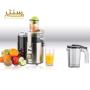 یک آبمیوه گیری Fakir Juice Max با رنگ نقره ای و مشکی در یک پس زمینه سفید قرار دارد. در تصویر، یک لیوان پر از آبمیوه زرد رنگ، تفاله های میوه در مخزن دستگاه و میوه های مختلف مانند پرتقال، سیب و کیوی در کنار دستگاه دیده می شود.