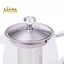 یک قوری شیشه ای با نام تجاری مه سنتر با یک درب شیشه ای و یک دسته.
