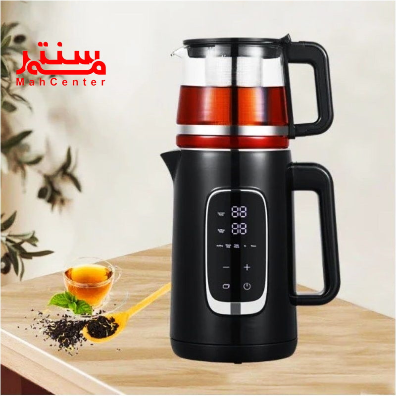 چای ساز فونزی 102 مشکی که روی یک صفحه چوبی است، داخل قوری چای است و کنار آن یک فنجان چای و مقداری چای خشک است