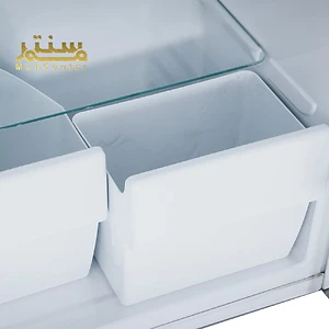 یک نمای نزدیک از داخل یک یخچال نشان داده شده است. دو کشو در آنها وجود دارد