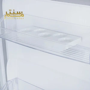 یک قفسه شیشه ای خالی در داخل یک یخچال نشان داده شده است.