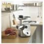 این تصویر یک چرخ گوشت Kenwood MG510 را در یک پس‌زمینه با وسایل آشپزخانه نشان می‌دهد.