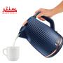 یک دسته که داره با کتری برقی تفال مدل loft مدل سرمه ای داخل یک فنجان سفید آب جوش میریزه