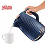 یک دسته که داره با کتری برقی تفال مدل loft مدل سرمه ای داخل یک فنجان سفید آب جوش میریزه
