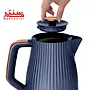 یک دست که از بالا داره در کتری برقی تفال رو برمیداره
