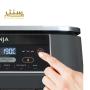یک دست در حال فشار دادن دکمه شروع بر روی سرخ کن هوا Ninja AF300EU نشان داده شده است.