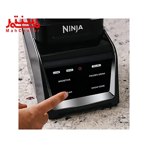 دستی که با پنل غذاساز نینجا مدل c5 درحال کار است