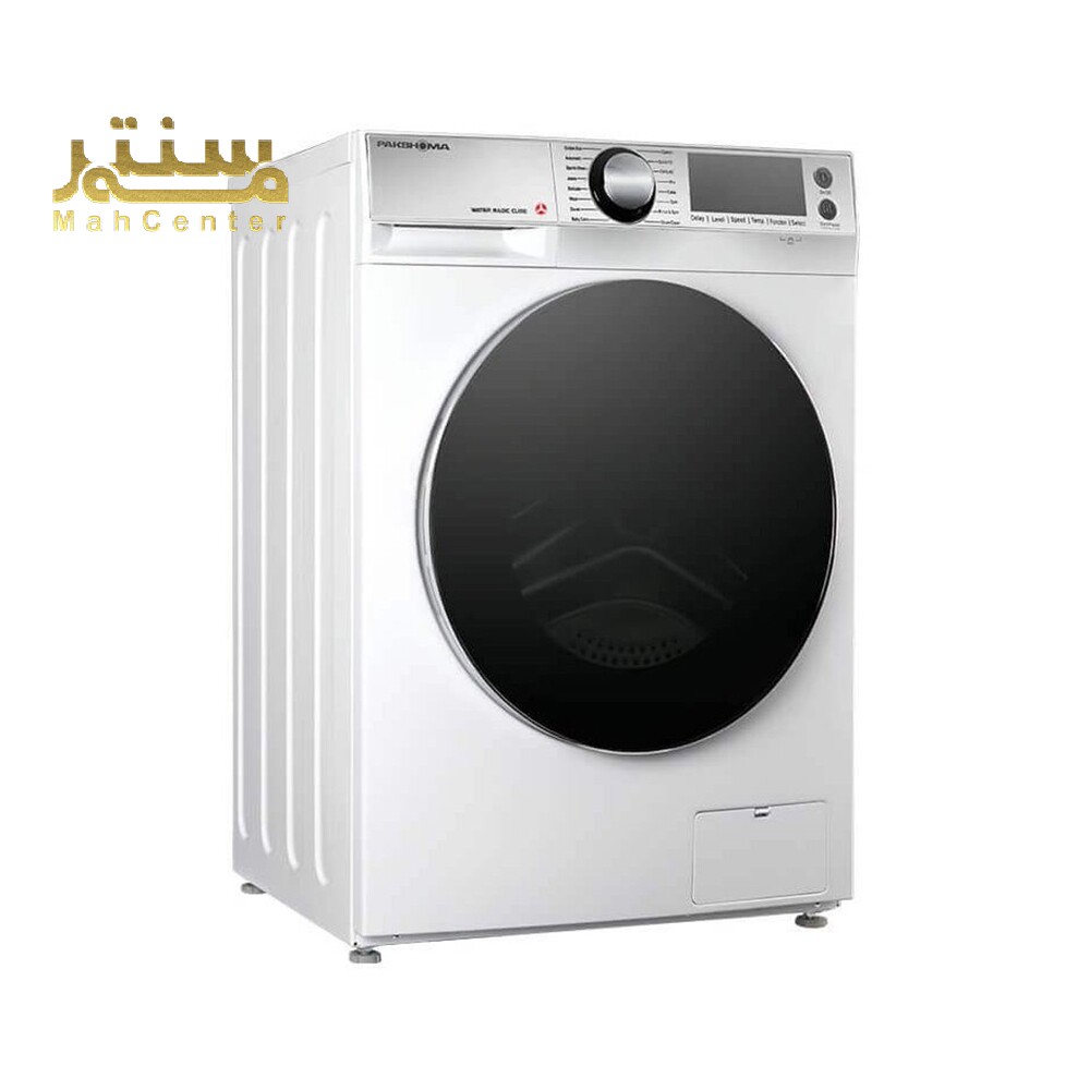 در تصویر، ماشین لباسشویی به صورت زاویه دار از سمت چپ نمایش داده شده و درب بزرگ دایره ای آن در جلو به خوبی قابل مشاهده است